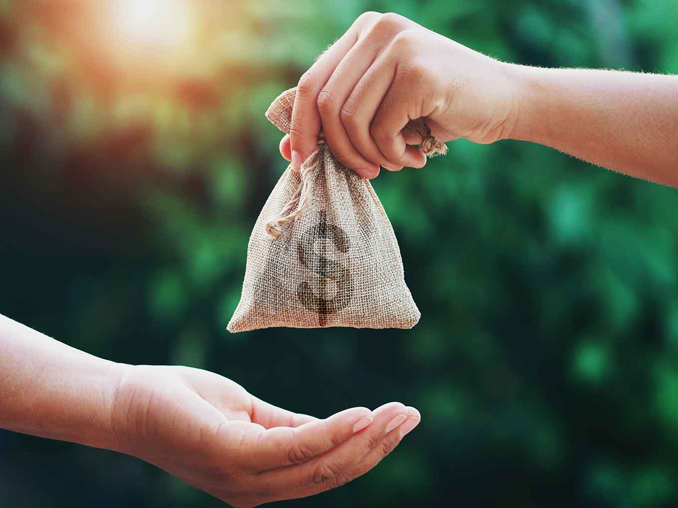Dofinansowanie przydomowych oczyszczalni ścieków - obrazek pokazujący przekazanie pieniędzy
